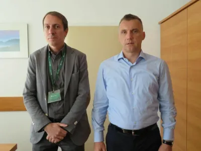 Podpis: Ale&scaron; Kadunc, tehnični direktor GG Bled (na levi), in Marko Matja&scaron;ič, njegov glavni direktor, bosta namesto cerkvenega poslej vodila državno gozdarsko podjetje. F Petra Mlakar