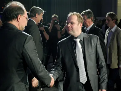 Ljubljana, Cankarjev dom Novoletni sprejem za urednike in novinarje, ki ga so ga priredili predsednik republike Danilo Türk, predsednik DZ Gregor Virant ter minister za razvoj in evropske zadeve, ki opravlja tekoce posle, Mitja Gaspari. Minister za razvoj in evropske zadeve, ki opravlja tekoce posle, Mitja Gaspari in novinar STA Mihael Šustaršič. Foto: Tamino Petelinsek/STA