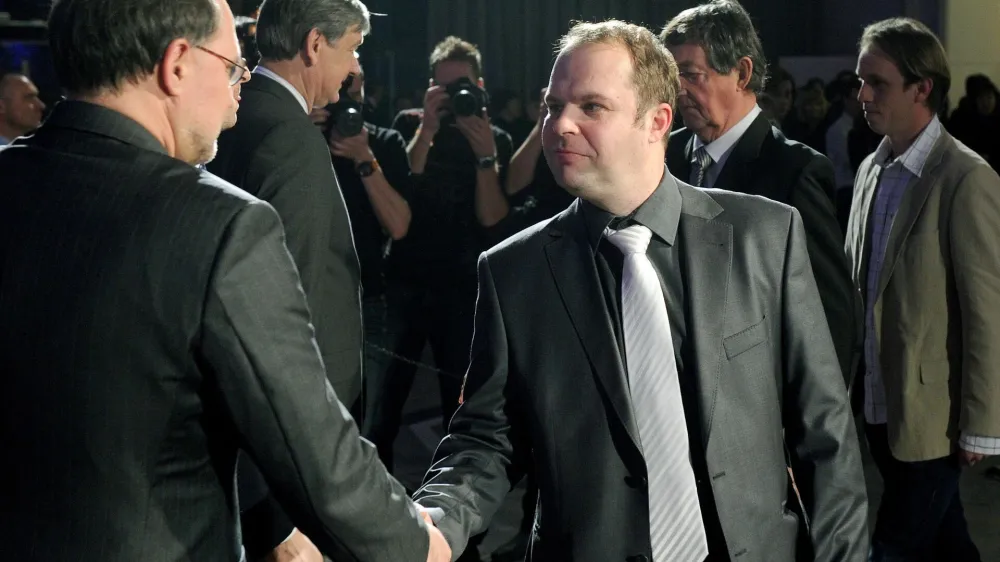 Ljubljana, Cankarjev dom Novoletni sprejem za urednike in novinarje, ki ga so ga priredili predsednik republike Danilo Türk, predsednik DZ Gregor Virant ter minister za razvoj in evropske zadeve, ki opravlja tekoce posle, Mitja Gaspari. Minister za razvoj in evropske zadeve, ki opravlja tekoce posle, Mitja Gaspari in novinar STA Mihael Šustaršič. Foto: Tamino Petelinsek/STA