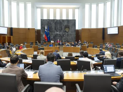 Ljubljana, drzavni zbor.<br>Zadnji dan redne seje DZ, na kateri so obravnavali letno porocilo Varuha clovekovih pravic RS za leto 2021 ter novele zakonov o dostopu do informacij javnega znacaja, o organiziranosti in delu v policiji ter o izvrsevanju kazenskih sankcij.