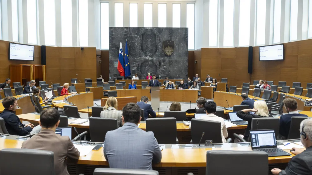 Ljubljana, drzavni zbor.<br>Zadnji dan redne seje DZ, na kateri so obravnavali letno porocilo Varuha clovekovih pravic RS za leto 2021 ter novele zakonov o dostopu do informacij javnega znacaja, o organiziranosti in delu v policiji ter o izvrsevanju kazenskih sankcij.