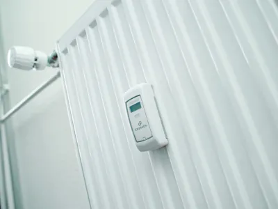 ﻿- centralno ogrevanje - delilnik stroškov toplote - daljinsko odcitavanje vrednosti porabe -merilec - radiator //FOTO: Tomaž Zajelšnik