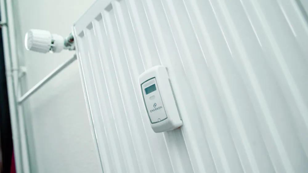 ﻿- centralno ogrevanje - delilnik stroškov toplote - daljinsko odcitavanje vrednosti porabe -merilec - radiator //FOTO: Tomaž Zajelšnik