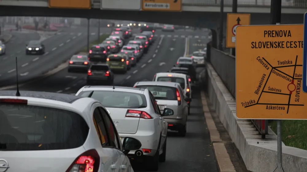 - Dunajska cesta 2013 - novi prometni režim - mestni promet - opozorilna tabla - obvoz - prenova Slovenske ceste - podvoza pod železni&scaron;ko progo - prometni zastoj -- gost promet z zastoji - zgo&scaron;čen promet //FOTO: Luka Cjuha