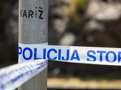- simbolična fotografija &ndash; policija - policijski trak - 27.06.2019 &ndash; Dol pri Hrastovljah - Železni&scaron;ka nesreča v predoru Hrastovlje na železni&scaron;ki progi proti Kopru, kjer je od kompozicije 18 vagonov tovornega vlaka iztirilo &scaron;est vagonov, ki je prevažal kerozin v Munchen pri čemer je pri eni cesterni pri&scaron;lo do izlitja okoli 10.000 litrov kerozina in ogrozilo izvir reke Rižane  //FOTO: Matjaž Ru&scaron;t