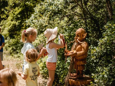 V nedeljo, 20. novembra vabljeni na voden pohod na Škratji Kras. Zbirno mesto ob 11. uri bo na parkirišču pri pošti v Štanjelu. Dan boste lahko združili tudi z obiskom čisto nove izkustvene razstave na Gradu Štanjel »Narava in človek na Krasu«, ki je še posebej zanimiva za družine. Cena družinsko obarvanega doživetja je 7,50 evra na osebo. Je pa Škratji Kras družinska dogodivščina v Štanjelu na Krasu, ki otroke in odrasle popelje v čudoviti svet Krasa. Izvirna zgodba Škratje s Krasa Uroša Grilca z ilustracijami Zvonka Čoha je ekološko ozaveščena pripoved o tem, kako so nagajivi škratje zagodli prebivalcem Štanjela, v katerem je vse postavljeno na glavo. Na Škratjem Krasu so skrili kraške pečate in vsenaokrog natrosili škratje uroke. 