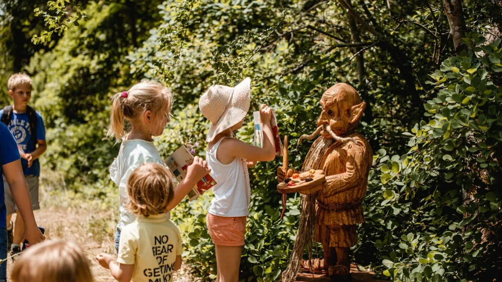 V nedeljo, 20. novembra vabljeni na voden pohod na Škratji Kras. Zbirno mesto ob 11. uri bo na parkirišču pri pošti v Štanjelu. Dan boste lahko združili tudi z obiskom čisto nove izkustvene razstave na Gradu Štanjel »Narava in človek na Krasu«, ki je še posebej zanimiva za družine. Cena družinsko obarvanega doživetja je 7,50 evra na osebo. Je pa Škratji Kras družinska dogodivščina v Štanjelu na Krasu, ki otroke in odrasle popelje v čudoviti svet Krasa. Izvirna zgodba Škratje s Krasa Uroša Grilca z ilustracijami Zvonka Čoha je ekološko ozaveščena pripoved o tem, kako so nagajivi škratje zagodli prebivalcem Štanjela, v katerem je vse postavljeno na glavo. Na Škratjem Krasu so skrili kraške pečate in vsenaokrog natrosili škratje uroke. 