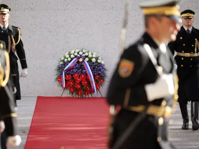 Ljubljana, Kongresni trg.<br>Osrednja drzavna spominska slovesnost s polaganjem venca predsednika republike Boruta Pahorja pred spomenikom vsem zrtvam vojn in z vojnami povezanim zrtvam.