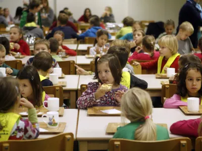 ﻿- jedilnica - šolska prehrana - šolstvo - osnovnošolci- 21.11.2014 - - Osnovna šola Vič - Dan slovenske hrane, v okviru katerega je po šolah in vrtcih po vsej Sloveniji prvo šolsko uro potekal tradicionalni slovenski zajtrk - //FOTO: Tomaž Skale