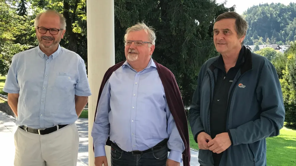 Na levi urednik Razgledov Marko Vidic, na sredini blejski župan Janez Fajfar, na desni predsednik Muzejskega dru&scaron;tva Bled Srečo Vernig. <br>Author: Petra Mlakar <br>