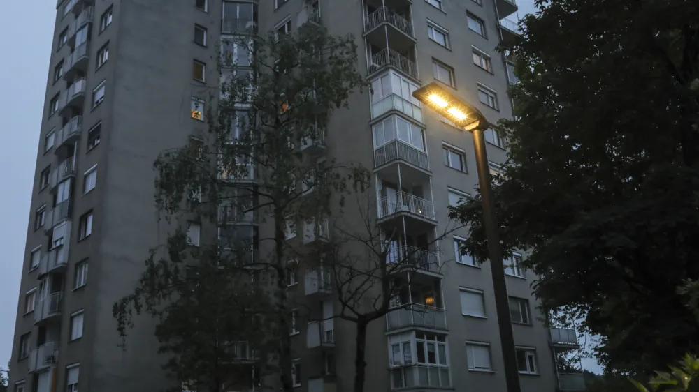 Na generalni policijski upravi poudarjajo, da je treba skrbno proučiti odseke, na katerih bodo razsvetljavo zmanj&scaron;ali zaradi varčevanja z električno energijo.&nbsp;