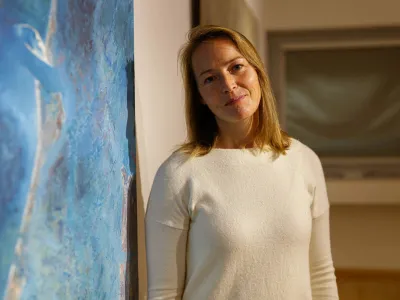 Maru&scaron;a &Scaron;u&scaron;tar je magistrirala iz slikarstva pri prof. Gustavu Gnamu&scaron;u na Akademiji za likovno umetnost in oblikovanje v Ljubljani.&nbsp;