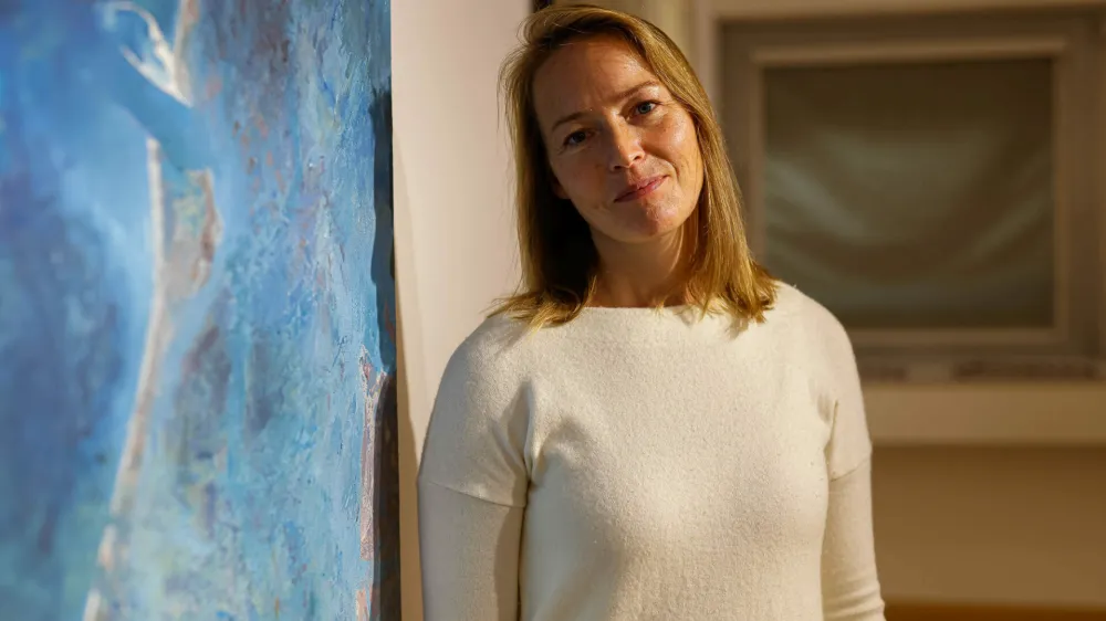 Maru&scaron;a &Scaron;u&scaron;tar je magistrirala iz slikarstva pri prof. Gustavu Gnamu&scaron;u na Akademiji za likovno umetnost in oblikovanje v Ljubljani.&nbsp;