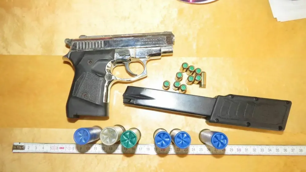 V obsežni mednarodni operaciji na balkanski poti so konec oktobra zasegli več kot sto kosov orožja ter več sto kilogramov heroina, kokaina, marihuane ...