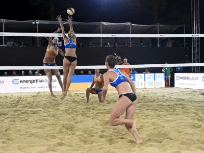 Tjaša Kotnik Maja MaroltZhu Lingdi in Wang- 31.07.2022 - Odbojka na mivki Ljubljana Beach Volley 2022 – finale svetovne serije //FOTO: Nik Erik Neubauer