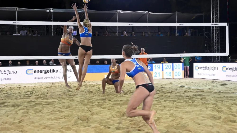 Tjaša Kotnik Maja MaroltZhu Lingdi in Wang- 31.07.2022 - Odbojka na mivki Ljubljana Beach Volley 2022 – finale svetovne serije //FOTO: Nik Erik Neubauer