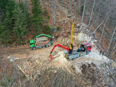 Državni zbor je 25. oktobra potrdil novelo zakona o SDH, s katero se upravljanje družbe SiDG z vlade prenaša na SDH. Toda vlada je dva dni pozneje s spremenjeno sestavo nadzornega sveta ustoličila novo vodstvo državnega gozdarskega podjetja, namesto da bi to prepustila SDH.