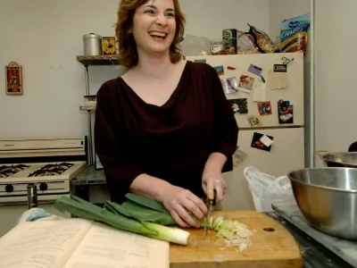 Minuli teden je pri 49 letih umrla kulinarična blogerka Julie Powell, ki jo je v filmu Julie in Julija leta 2009 proslavila igralka Amy Adams. V filmu, posnetem po podvigu Powellove iz leta 2002, je poleg Adamsove igrala tudi Meryl Streep, upodobila pa je znamenito ameriško kuharico Julio Child. Powellova je leto 2002, ko si je zadala nalogo, da bo skuhala jedi po 524 receptih Julie Child, najprej popisala na svojem blogu, nato pa je izdala še knjigo Julie & Julia: 365 Days, 524 Recipes, 1 Tiny Apartment Kitchen (Julie in Julia: 365 dni, 524 receptov, 1 mala kuhinja v stanovanju). Julia Child je je poleg svoje televizijske oddaje v 60. letih prejšnjega stoletja zaslovela predvsem s knjigo o francoski kuhinji Mastering the Art of French Cooking, Volume 1.