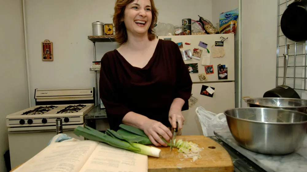 Minuli teden je pri 49 letih umrla kulinarična blogerka Julie Powell, ki jo je v filmu Julie in Julija leta 2009 proslavila igralka Amy Adams. V filmu, posnetem po podvigu Powellove iz leta 2002, je poleg Adamsove igrala tudi Meryl Streep, upodobila pa je znamenito ameriško kuharico Julio Child. Powellova je leto 2002, ko si je zadala nalogo, da bo skuhala jedi po 524 receptih Julie Child, najprej popisala na svojem blogu, nato pa je izdala še knjigo Julie & Julia: 365 Days, 524 Recipes, 1 Tiny Apartment Kitchen (Julie in Julia: 365 dni, 524 receptov, 1 mala kuhinja v stanovanju). Julia Child je je poleg svoje televizijske oddaje v 60. letih prejšnjega stoletja zaslovela predvsem s knjigo o francoski kuhinji Mastering the Art of French Cooking, Volume 1.