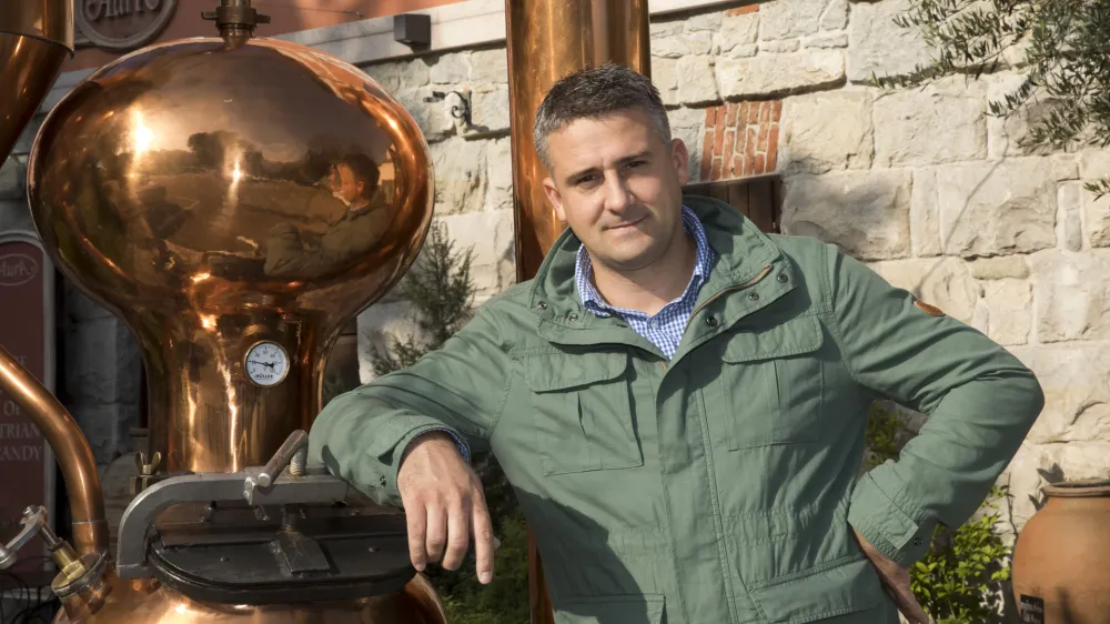 Mi&scaron;el Sirotić, Destilarna Aura, F Jaka Jera&scaron;a