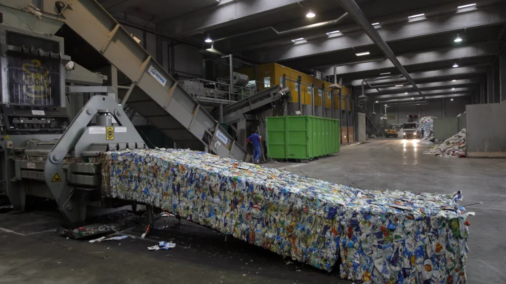 zbirnimi center odpadkov Bukovžlak - sortirana tetrapak embalaža -- RCERO Celje - Regionalni center za ravnanje z odpadki - sodoben regijski projekt, v katerega je vključeno 24 občin Savinjske regije, odlagališče odpadkov - //FOTO: Luka Cjuha