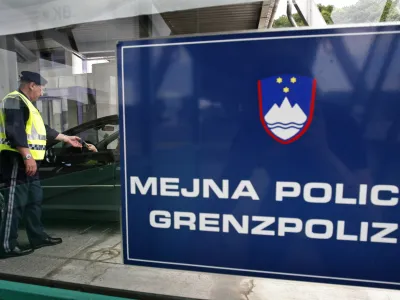 - Schengenski nadzor med Eurom - Avstrija od 02 junija do 01. julija na svojih mejah uvaja schengenski nadzor zaradi nogometnega evropskega prvenstva- policisti so za zagotovitev javnega reda in varnosti pozorni na prevozna sredstva in predmete navijačev<br>- mejna policija,///FOTO: Matej PovšeOPOMBA: ZA OBJAVO V ČASOPISU DNEVNIK