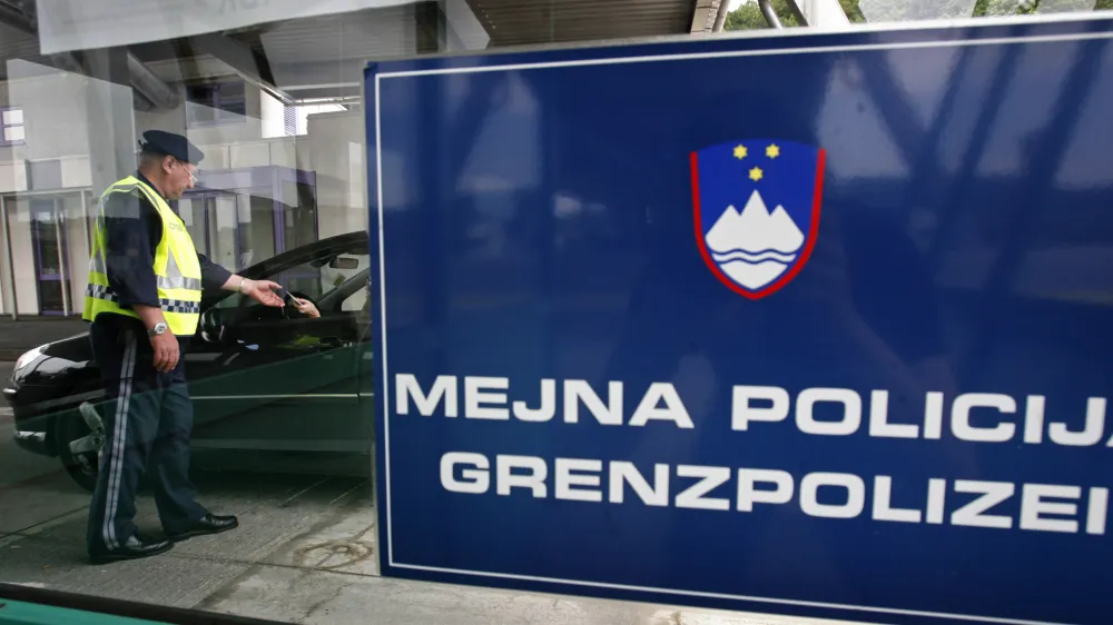 - Schengenski nadzor med Eurom - Avstrija od 02 junija do 01. julija na svojih mejah uvaja schengenski nadzor zaradi nogometnega evropskega prvenstva- policisti so za zagotovitev javnega reda in varnosti pozorni na prevozna sredstva in predmete navijačev<br>- mejna policija,///FOTO: Matej PovšeOPOMBA: ZA OBJAVO V ČASOPISU DNEVNIK