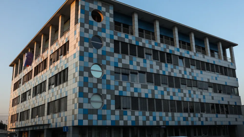 Sodnica upravnega sodišča kljub mirovanju njenih pravic in obveznosti ne bi smela odpreti s. p. in delati za Uefo, saj zakon sodnikom prepoveduje udejstvovanje v pridobitnih dejavnostih. 