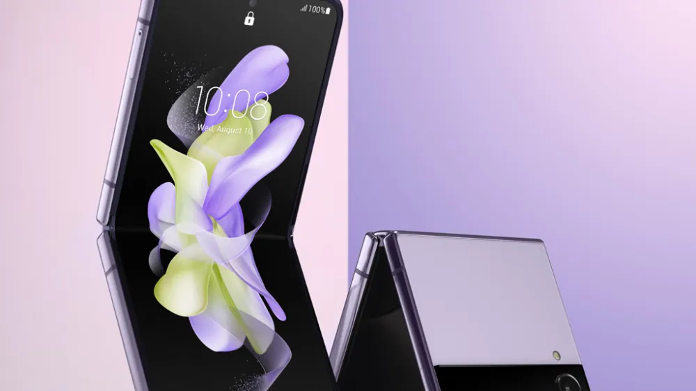 LJFW se v novi Center Rog z modnimi revijami ponovno vrača prihodnjo jesen. A tudi v vmesnem času še naprej na nekoliko drugačen način izpolnjujemo svoje poslanstvo. V sodelovanju s podjetjem Samsung Electronics, vodilnim mednarodnim tehnološkim podjetje, v teh dneh razpisujeta kreativni projekt »Inspired by You«, s katerim nagovarjata tako mlade oblikovalce, kot tudi druge ustvarjalce. da poiščejo navdih in prebudijo svojo kreativnosti pri oblikovanju dodatkov za novi zložljivi telefon Samsung Galaxy Z Flip4. S pomočjo kreativnega natečaja bo strokovna komisija v sestavi Bojana Fajmut, Alja Horvat in Nina Jagodic poiskala 20 kreativnih rešitev in jih predstavila v ponedeljek, 28. novembra v Gledališču Glej v Ljubljani. Tri najboljše kreativne rešitve bodo tudi nagrajene. Več na https://ljfw.org/inspiredbyyou/.