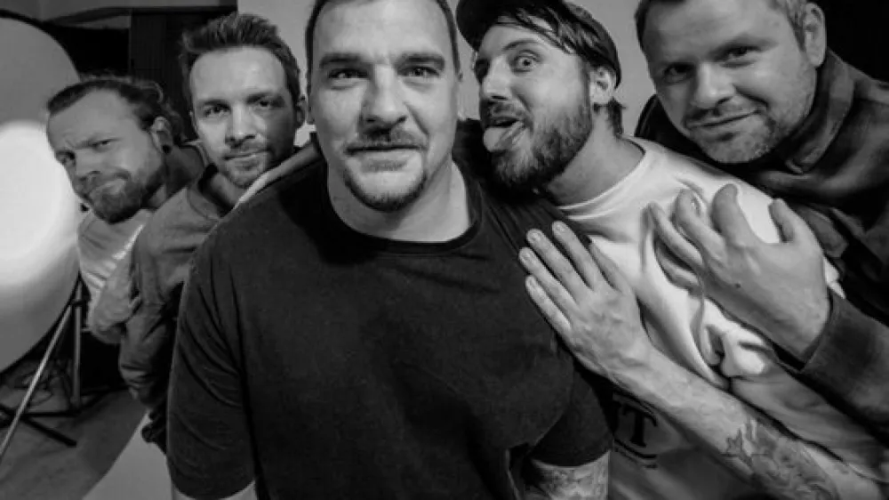 Skupina Alo!Stari, ki si je svoj prostor na slovenski glasbeni sceni priborila z ustvarjanjem v "maternem" jeziku, maribor&scaron;kini, bo danes nastopila v Kinu &Scaron;i&scaron;ka. 