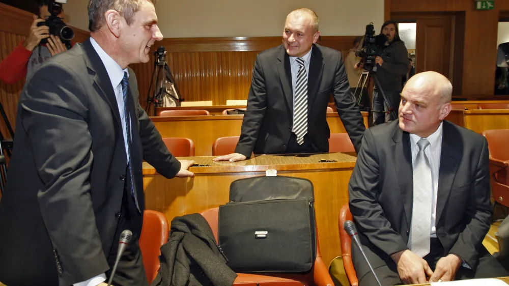 državni svetnik Peter Vrisk, neizvoljeni kandidat za državnega svetnika Franc Kangler (mariborski župan v odstopu) in državni svetnik Cvetko Zupančič - 1. seja DS - Državni svet 2012, ustanovna - konstitutivna seja - izvolili novo vodstvo, predsednika in podpredsednika DS, //FOTO: Tomaž Skale