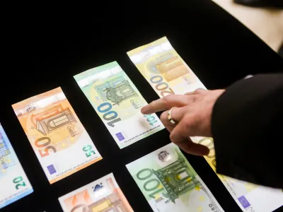 ﻿- denar, bankovci, evro – euro - €novi bankovec za 100 € in 200 € - 27.05.2019 – Banka Slovenije (BS) - predstavili prenovljena bankovca za 100 in 200 evrov //FOTO: Bojan Velikonja