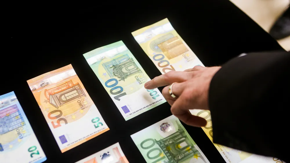 ﻿- denar, bankovci, evro – euro - €novi bankovec za 100 € in 200 € - 27.05.2019 – Banka Slovenije (BS) - predstavili prenovljena bankovca za 100 in 200 evrov //FOTO: Bojan Velikonja