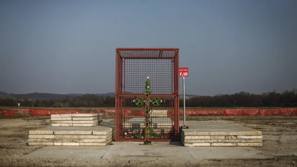 Na podlagi mehanizma ISDS v energetski listini je britanska korporacija Ascent Resources sprožila tožbo proti Sloveniji, ko je slednja prepovedala sporni fracking v Petišovcih (na fotografiji).