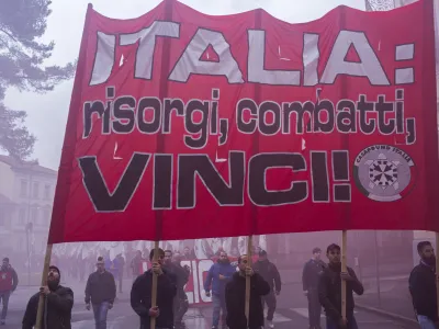 ﻿- povorka neofašistov po goriških ulicah - Italijanska neofašistična skupina CasaPound, simbolična fotografija - transparent Italia  - 23.05.2015 Gorica - Fašistični in antifašistični shod ob 100. obletnici vstopa Italije v 1. svetovno vojno pod geslom "Nekateri Italijani se ne predajo!", da bi slavili vojno ter smrti milijonov izkoristili za lastno promocijo - italijansko fašistično gibanje Casa Pound izvedlo shod v Gorici in drugi protifašistični antimilitaristični shod kot odgovor na shod fašističnega gibanja v organizaciji deželnega protifašističnega laboratorija kot miroljubno protimanifestacijo - zborovanje - prtestni shod - nacionalne demonstracije - manifestacija //FOTO: Jaka Gasar