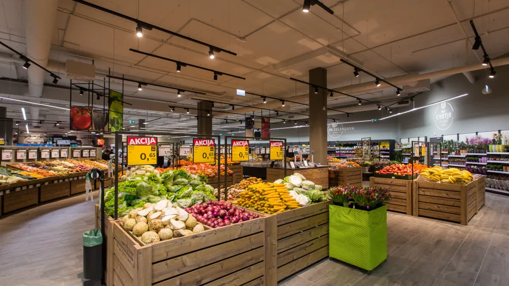 Podobno kot Mercator je bila tudi skupina Tuš prisiljena prodati številne trgovske centre in jih od kupcev nato najeti.