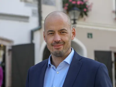 Tine Radinja, župan Občine Škofja Loka: Občina že zdaj subvencionira avtobusne prevoze, prav tako intenzivno sodelujemo pri načrtovanju nadgradnje dvotirne glavne železniške proge Ljubljana–Kranj–Jesenice.