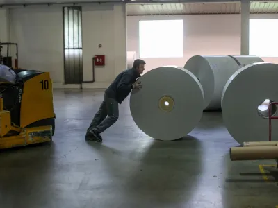 - papirni&scaron;ki delavci - delavec<br> <br> <br>- 05.05.2016 - Papirnica Količevo Karton, proizvodnja kartona, d.o.o. Domale - <br> <br> <br> <br> <br><br>//FOTO: Bojan Velikonja<br><br>OPOMBA: DNEVNIKOV OBJEKTIV - REPORTAA 2016 - DEFICITARNI POKLICI<br> 