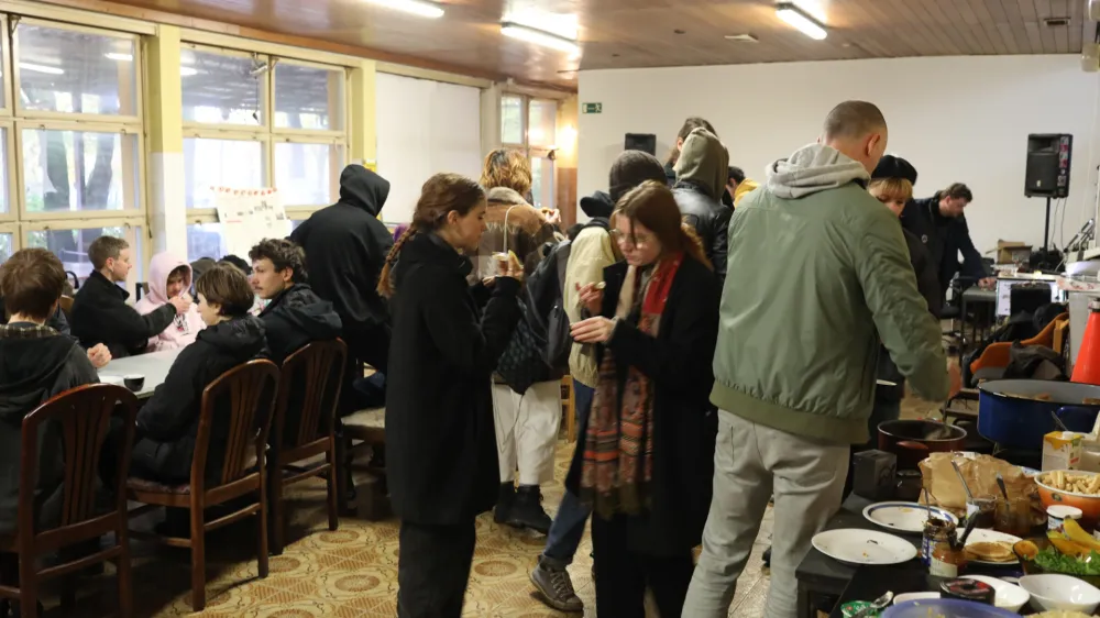 - 17.11.2022 - Participativna Ljubljanska Avtonomna Cona – PLAC, Linharotva cesta 43 - »zajtrk z DUTB«, - člani avtonomne cone pričakali delegacijo Družbe za upravljanje terjatev bank (DUTB), ki je želela vstopiti v PLAC in izvesti tehnični pregled brez dogovora //FOTO: Bojan Velikonja