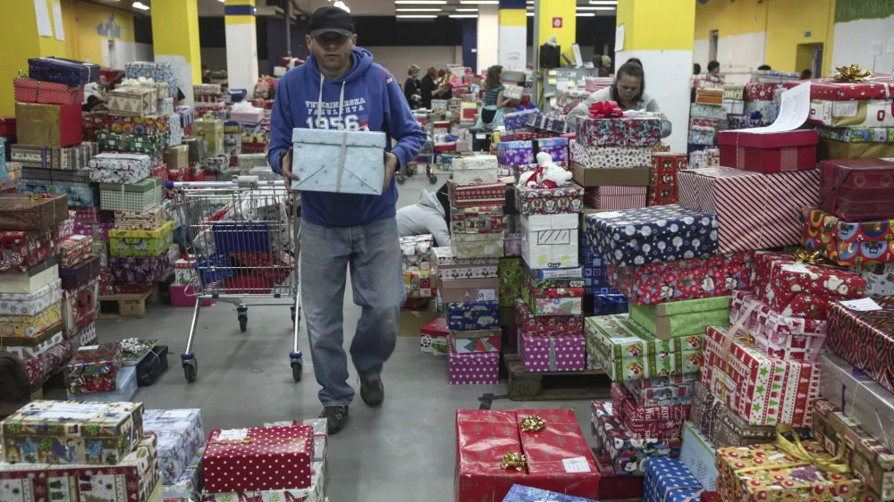 ﻿- 12.12.2015 - Udarniška akcija v Božičkovi tovarni - dobrodelna akcija Božiček za en dan - darila za otroke iz socialno ogroženih družin, ki so se znašli na seznamu akcije in katerim so se dobri ljudje po vsej državi odločili polepšati praznični čas ob koncu leta. - dobrodelnost -  ///FOTO: Luka Cjuha.