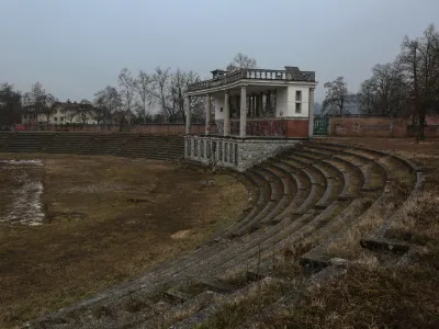 Zavod za varstvo kulturne dediščine Slovenije še vedno vztraja, da projekt Jožeta Pečečnika na območju Plečnikovega stadiona ni skladen z varstvenim režimom za omenjeni državni spomenik.
