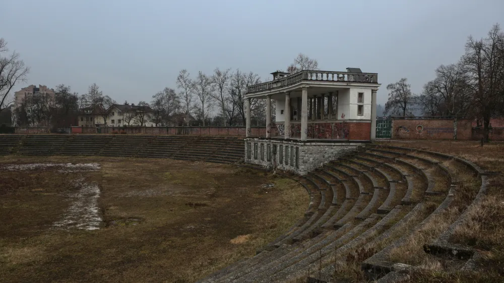 Zavod za varstvo kulturne dediščine Slovenije še vedno vztraja, da projekt Jožeta Pečečnika na območju Plečnikovega stadiona ni skladen z varstvenim režimom za omenjeni državni spomenik.