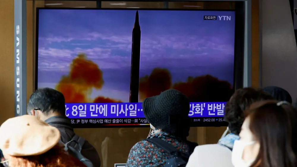 FILE PHOTO: People watch a TV broadcasting a news report, on North Korea firing a ballistic missile off its east coast, in Seoul, South Korea, November 17, 2022. REUTERS/Heo Ran/File Photo