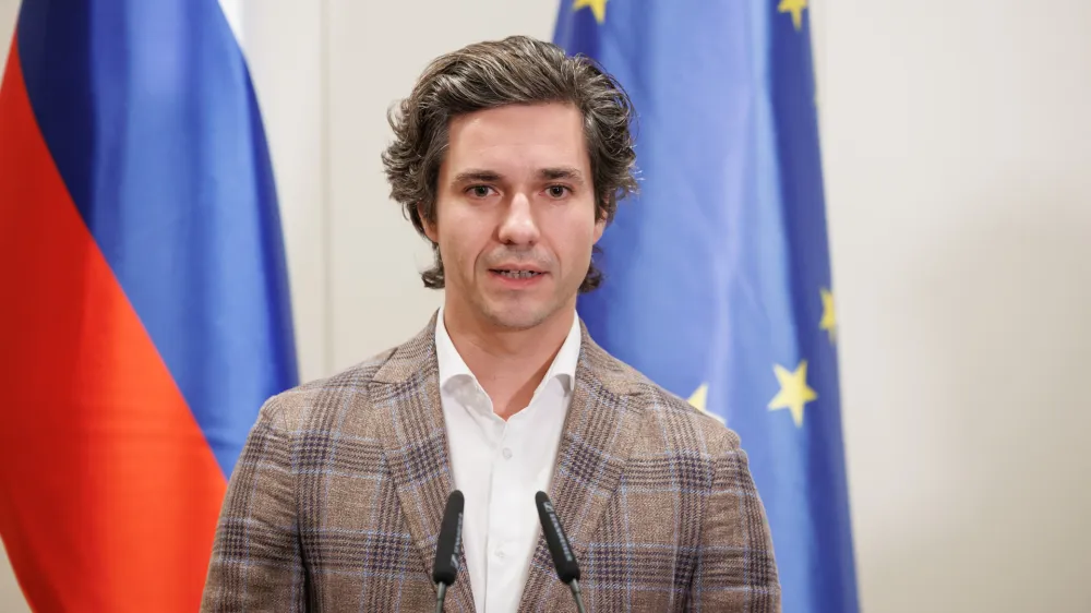 Brdo pri Kranju, kongresni center.<br>Srecanje poslank in poslancev strank vladne koalicije ter ministric in ministrov vlade.<br>Minister za delo, druzino, socialne zadeve in enake moznosti Luka Mesec.