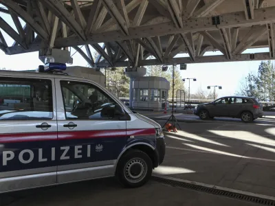 ﻿- 18.01.2016 - Avstrija - mejni prehod Karavanke - Avstrijska policija zaradi navala beguncev izvaja poostren nadzor na mejnih prehodih - preverjanje dokumentov pri prestopu državne meje  ///FOTO: Luka Cjuha.