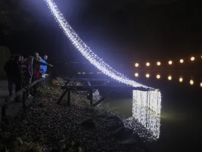 Ko bo čas za to, bodo ob svetlobnem slapu postavili tudi jaslice.