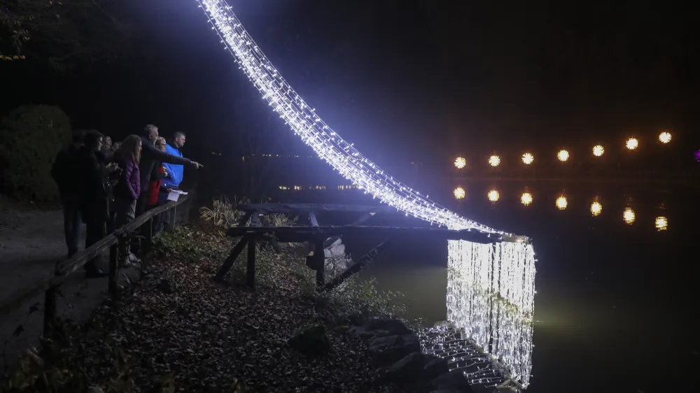 Ko bo čas za to, bodo ob svetlobnem slapu postavili tudi jaslice.