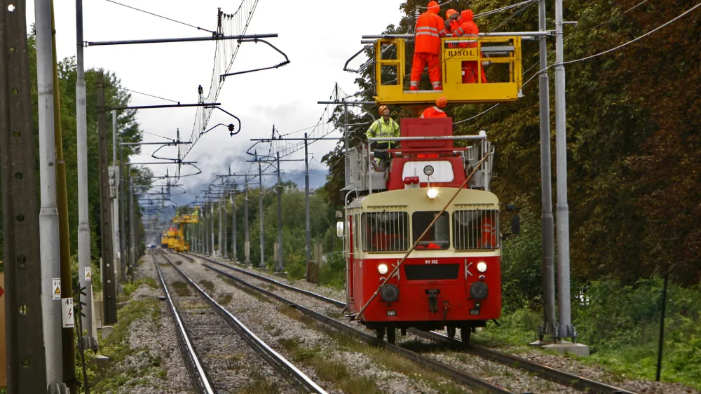 - SŽ - Slovenske železnice, proga - tiri - popravilo - železni&scaron;ki delavec - razvoj - posodobitev//FOTO: Tomaž Skale