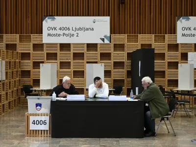 predčasno glasovanje na Gospodarskem razstavišču<br><br>- 22.11.2022 – Referendumi 2022 – glasovanje o treh zakonodajnih referendumih, in sicer o noveli Zakona o vladi, noveli Zakona o dolgotrajni oskrbi  in noveli Zakona o Radioteleviziji Slovenija <br> <br><br>//FOTO: Nik Erik Neubauer