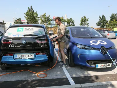 ﻿- polnilnica za električna vozila - - 21.7.2017 - BTC City Ljubljana - avtomobilsko postajališče Avant2Go – električni car sharing - najem električnih vozil -  //FOTO: Luka Cjuha.